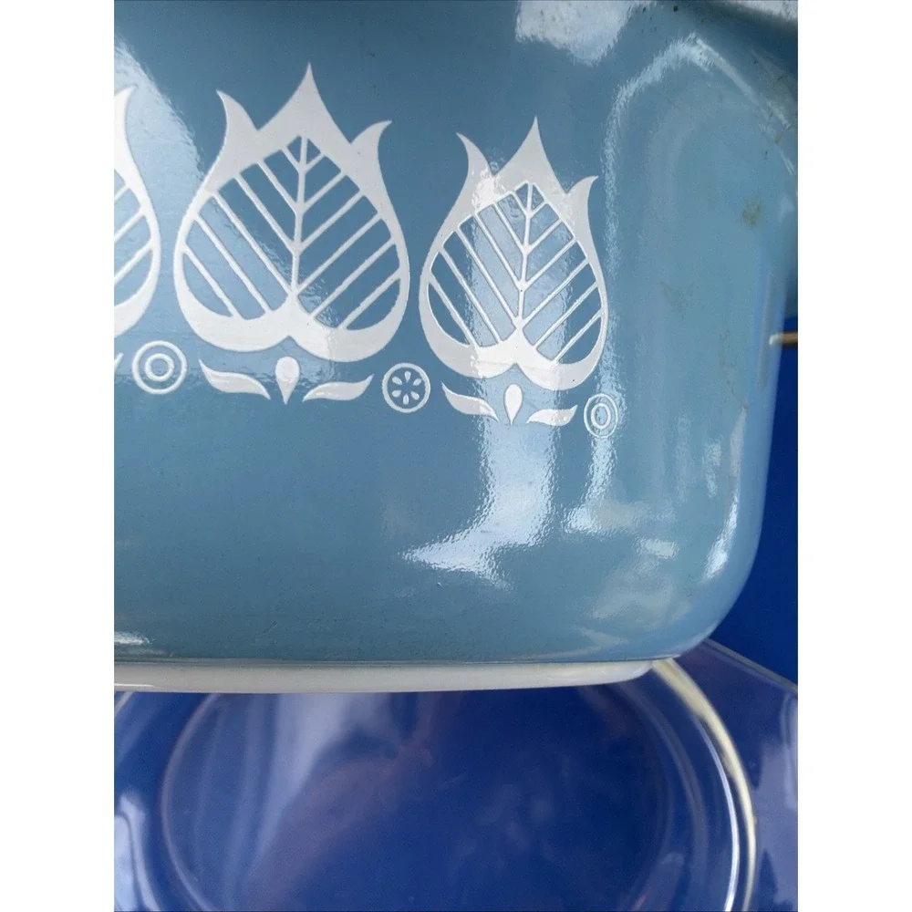VTG Pyrex Blue Tulip 1.5 Qt Casserole Dish #043 With Cradle Handles